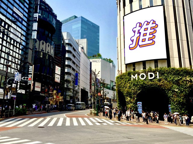 街中の巨大モニターの画像